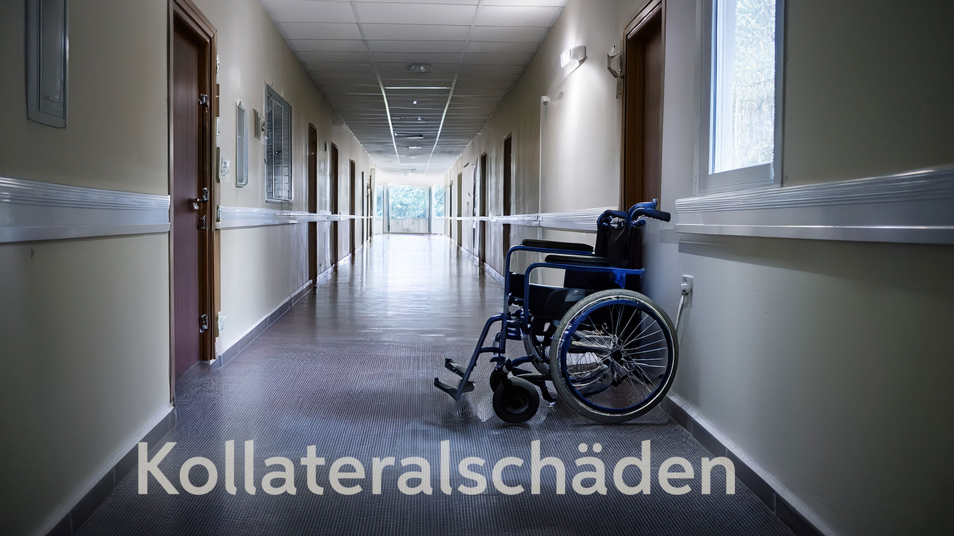 Titelbild: Gang in einem Altenheim mit leerem Rollstuhl soll der Menschliche Kollateralschaden symbohisieren.